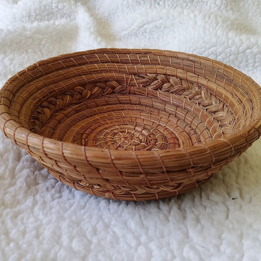 Basket made from long pine needles (Ocoxal)